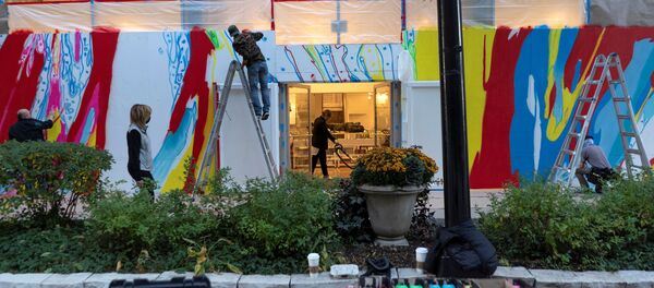 کارگران مشغول پوشاندن ویترین مغازه در آمریکا تا پیش از انتخابات ریاست جمهوری کارگران مشغول پوشاندن ویترین مغازه در آمریکا تا پیش از انتخابات ریاست جمهوری - اسپوتنیک ایران