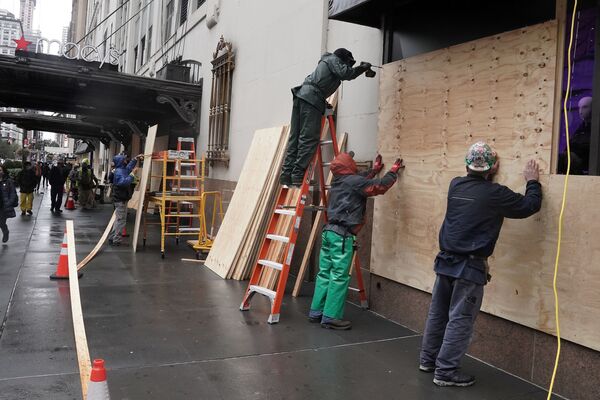 کارگران مشغول پوشاندن ویترین مغازه در نیویورک تا پیش از انتخابات ریاست جمهوری - اسپوتنیک ایران  