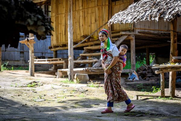 زنان گردن دراز تایلندی
روستای بان تانگ لوانگ - اسپوتنیک ایران  