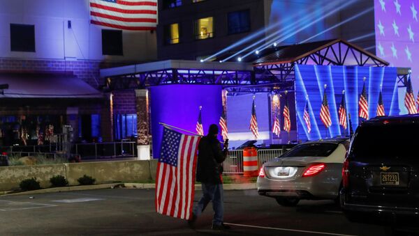 Сторонник Байдена с флагом в день выборов президента в штате Делавер, США - اسپوتنیک ایران  