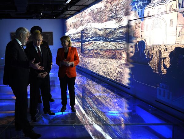 رئیس جمهور ولادیمیر پوتین در حال بازدید از موزه در روز وحدت ملی - اسپوتنیک ایران  