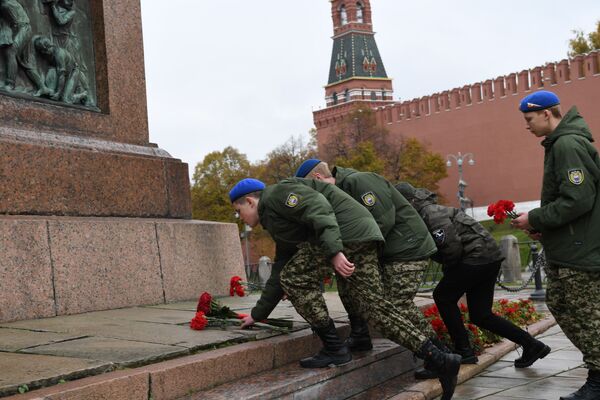 نمایندگان سازمان جوانان در حال اهدای گل به مجسمه قهرمانان در میدان سرخ در روز وحدت ملی در مسکو - اسپوتنیک ایران  