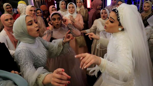 عروسی در مصر در فضای باز در زمان کرونا - اسپوتنیک ایران  