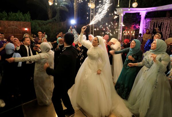 با وجود کرونا، همچنان مراسم های عروسی در فضای بسته در مصر انجام می شود - اسپوتنیک ایران  