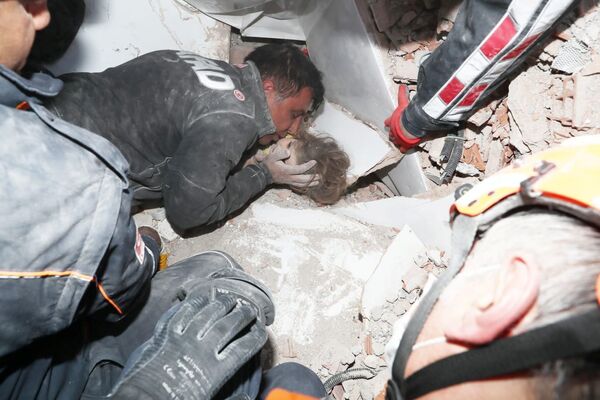 رویدادهای هفته به روایت تصویر
نجات کودک 4 ساله از زیر آوار در زلزله ترکیه - اسپوتنیک ایران  