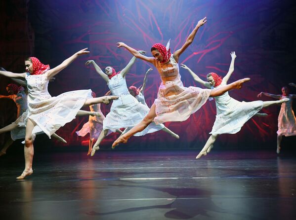 رویدادهای هفته به روایت تصویر
رقاصان تئاتر رقص مسکو - اسپوتنیک ایران  