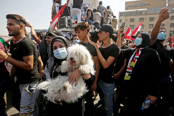 دختری با سگش در تظاهرات بغداد، عراق  - اسپوتنیک ایران  
