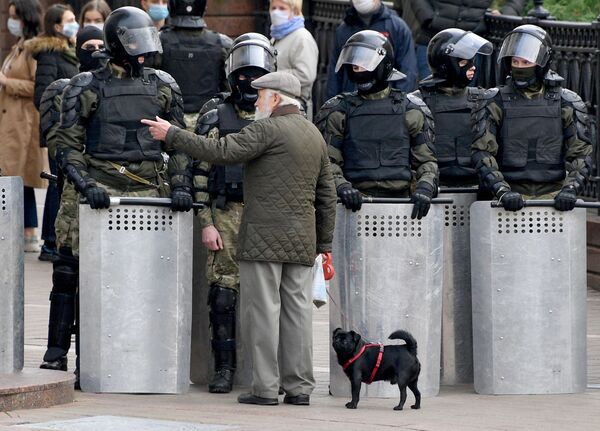 مردی با سگش در مقابل پلیس ضد شورش در مینسک - اسپوتنیک ایران  