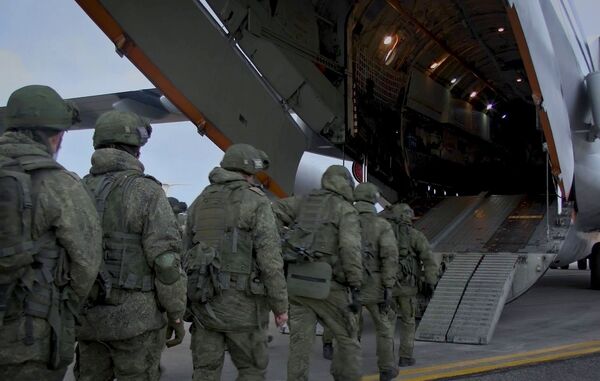 بارگیری فناوری نظامی و مامورین در هواپیماهای حمل و نقل نظامی ایل ۷۶ روسیه در فرودگاه اولیانوسک شرقی - اسپوتنیک ایران  