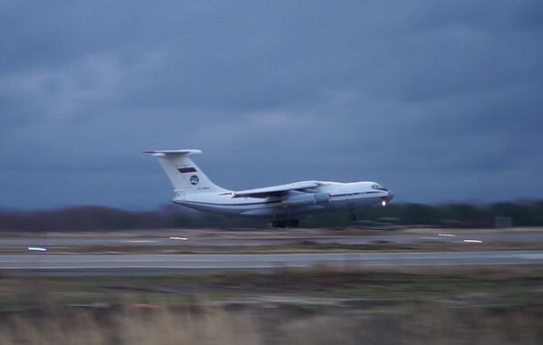 هواپیمای حمل و نقل نظامی سنگین ایل ۷۶ با فناوری نظامی و مامورین صلح در فرودگاه اولیانوسک شرقی - اسپوتنیک ایران  