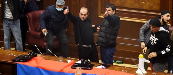 شرکت کنندگان در تظاهرات در یکی از سالن های ساختمان پارلمان ارمنستان در ایروان شرکت کنندگان در تظاهرات در یکی از سالن های ساختمان پارلمان ارمنستان در ایروان - اسپوتنیک ایران