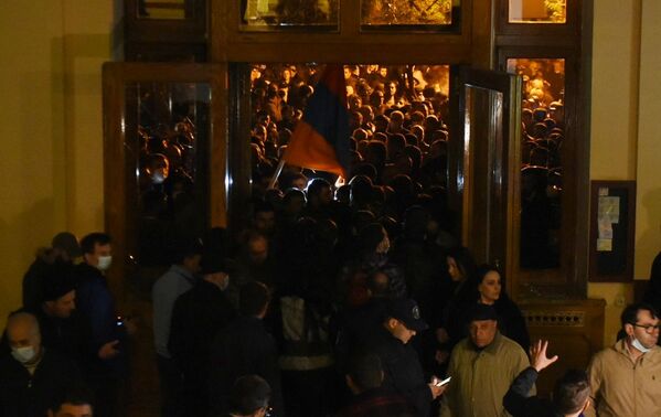 شرکت کنندگان در تظاهرات در ساختمان پارلمان ارمنستان در ایروان - اسپوتنیک ایران  