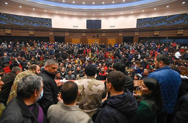 شرکت کنندگان در تظاهرات در یکی از سالن های ساختمان پارلمان ارمنستان در ایروان - اسپوتنیک ایران  
