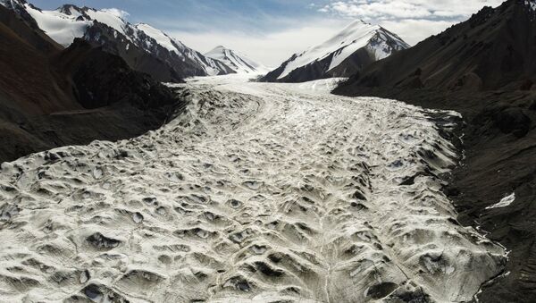 جریان آب یخ های ذوب شده از یخچال شماره 12 لائوگوگو در کوههای کیلیان در استان گانسو، چین - اسپوتنیک ایران  