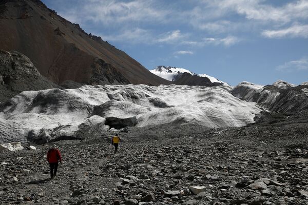 دانشمندان به سمت یخچال شماره 12 لائوگوگو در کوههای کیلیان، چین می روند. - اسپوتنیک ایران  