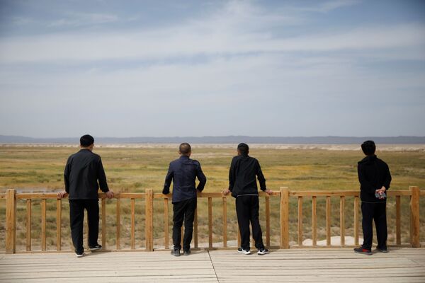 گردشگران از مناظر گذرگاه یومن که دروازه تاریخی جاده ابریشم در گانسو چین بود، لذت می برند. - اسپوتنیک ایران  