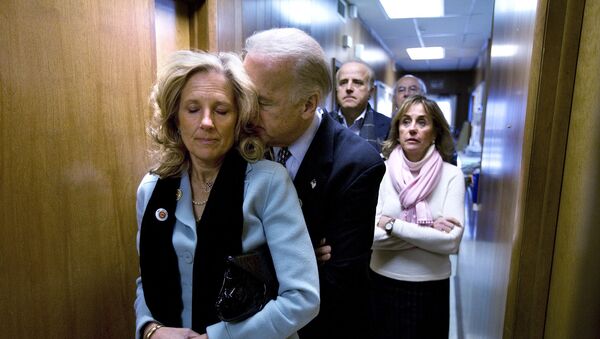 جو بایدن نامزد حزب دموکرات انتخابات آمریکا به همراه همسرش جیل در سال ۲۰۰۸ - اسپوتنیک ایران  