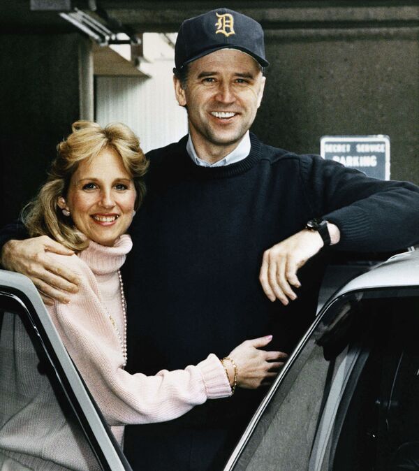 جو بایدن به همراه همسرش جیل در سال ۱۹۸۸ - اسپوتنیک ایران  