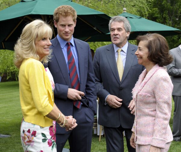جیل بایدن همسر جو بایدن، شاهزاده بریتانیا هری و سفیر بریتانیا در آمریکا در سال ۲۰۱۲ - اسپوتنیک ایران  