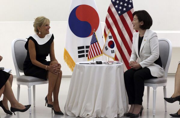 جیل بایدن و وزیر مسائل برابری جنسیتی و خانواده کره جنوبی در سال ۲۰۱۵  - اسپوتنیک ایران  
