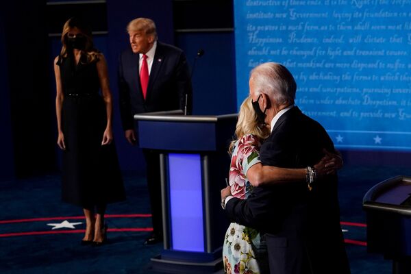 نامزد حزب دموکرات جو بایدن همسرش جیل را پس از دومین مناظره انتخاباتی با دونالد ترامپ در آغوش می گیرد - اسپوتنیک ایران  