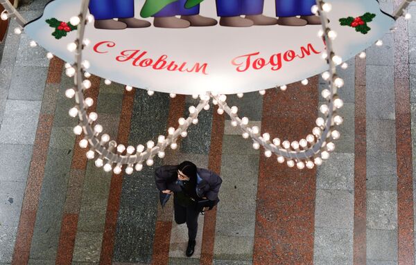 تزیین و دکوراسیون برای سال نو در مرکز خرید گوم در مسکو. - اسپوتنیک ایران  
