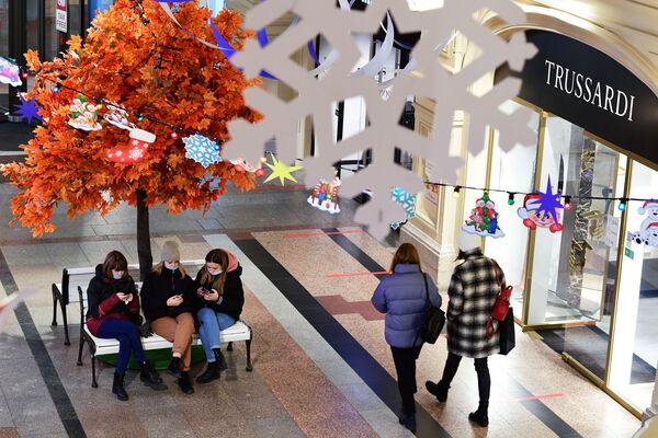 تزیین و دکوراسیون برای سال نو در مرکز خرید گوم در مسکو. - اسپوتنیک ایران  
