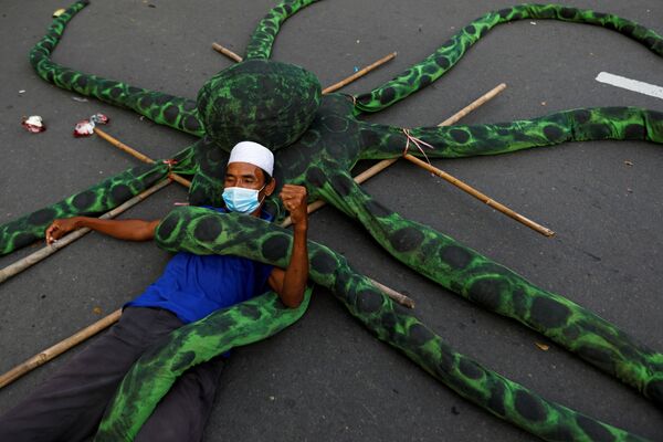 ماهیگیر با ماسک در جاکارتا اندونزی - اسپوتنیک ایران  