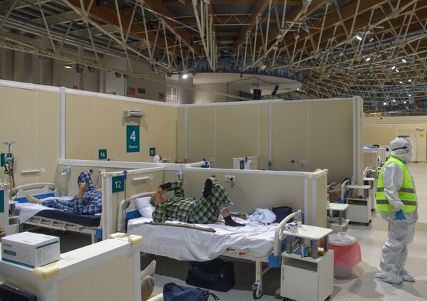 کادر پزشکی در بیمارستان موقتی برای بیماران کرونایی در مسکو - اسپوتنیک ایران  