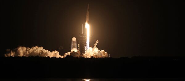 موشک اسپیس ایکس، فالکون-9 با کپسول فضایی کرو دراگون از مرکز فضایی کندی در فلوریدا به آسمان پرتاب می شود. موشک اسپیس ایکس، فالکون-9 با کپسول فضایی کرو دراگون از مرکز فضایی کندی در فلوریدا به آسمان پرتاب می شود. - اسپوتنیک ایران