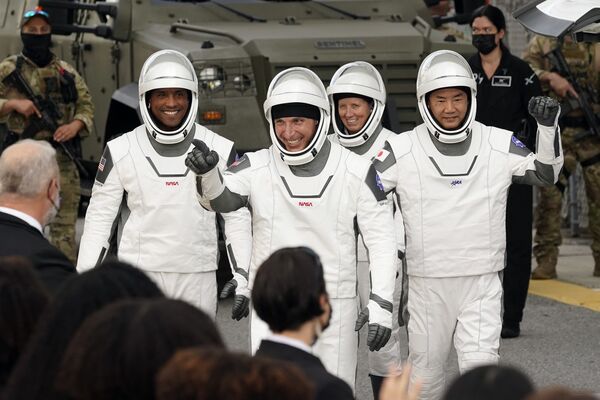 فضانوردان (چپ به راست) ویکتور گلاور، مایکل هاپکینز، شانون واکر و سوچی نوگوچی قبل از پرتاب موشک اسپیس ایکس، فالکون-9. - اسپوتنیک ایران  