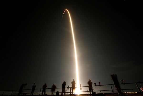 موشک اسپیس ایکس، فالکون-9 با کپسول فضایی کرو دراگون از مرکز فضایی کندی در فلوریدا به آسمان پرتاب می شود. - اسپوتنیک ایران  