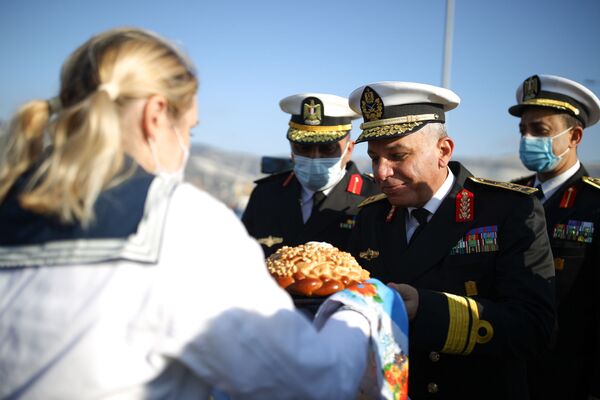 رئیس بخش عملیات نیروی دریایی مصر، دریادار محمود عادل محمود فیضی در مراسم استقبال در بندر نووراسیسک - اسپوتنیک ایران  
