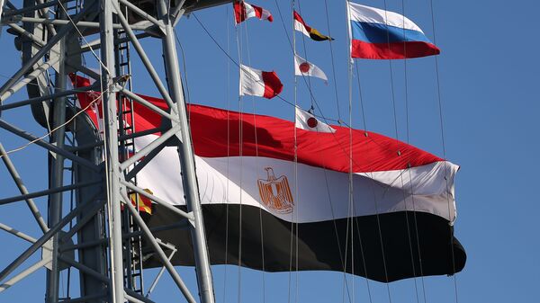 Флаги на фрегате ВМС Египта Александрия (911), который прибыл в порт Новороссийска для участия в Российско-египетских учениях Мост дружбы - 2020 - اسپوتنیک ایران  
