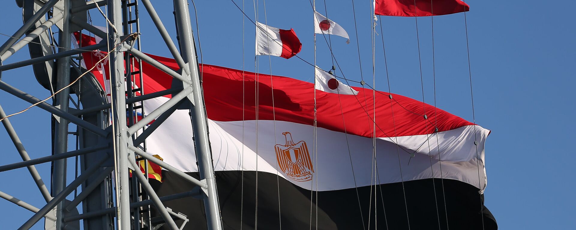 Флаги на фрегате ВМС Египта Александрия (911), который прибыл в порт Новороссийска для участия в Российско-египетских учениях Мост дружбы - 2020 - اسپوتنیک ایران  , 1920, 29.03.2024