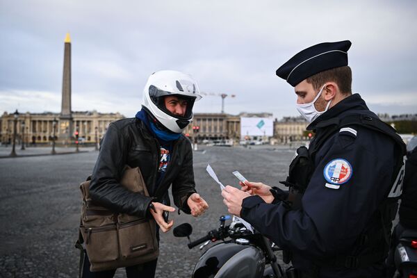 پلیس فرانسه در حال کنترل مدارک موتورسوار در پاریس - اسپوتنیک ایران  