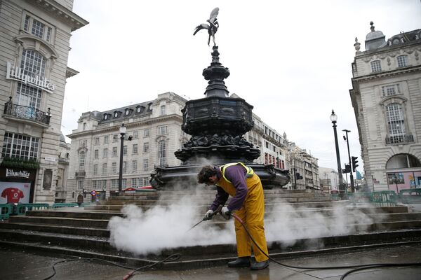 کارگری مشغول تمیز کردن فواره در لندن - اسپوتنیک ایران  