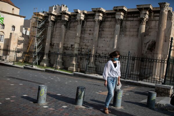 دختری با ماسک در آتن - اسپوتنیک ایران  