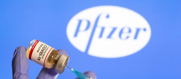 اولین زن ۹۰ ساله در جهان واکسن Pfizer  تزریق کرد - اسپوتنیک ایران  