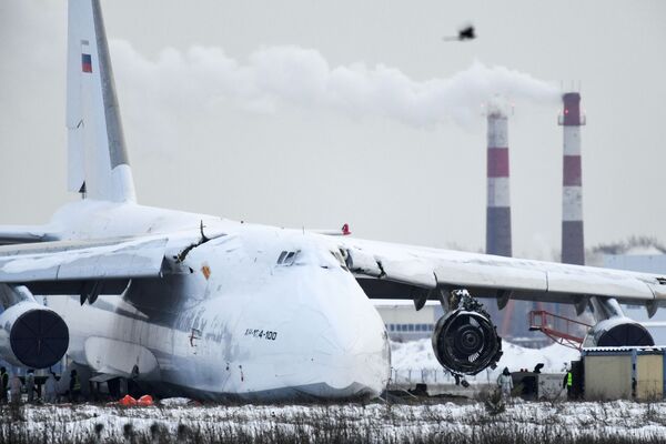 خروج هواپیمای باری An-124 از باند فرودگاه بین المللی نووسیبیرسک - اسپوتنیک ایران  