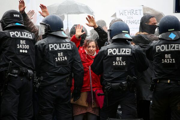 معترضین به محدودیت‌های کرونایی دولت در نزدیکی دروازه براندنبورگ - برلین - اسپوتنیک ایران  