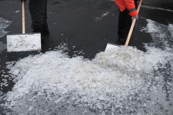 کارگران مشغول تمیز کردن خیابان های مسکو بعد از باران یخی - اسپوتنیک ایران  