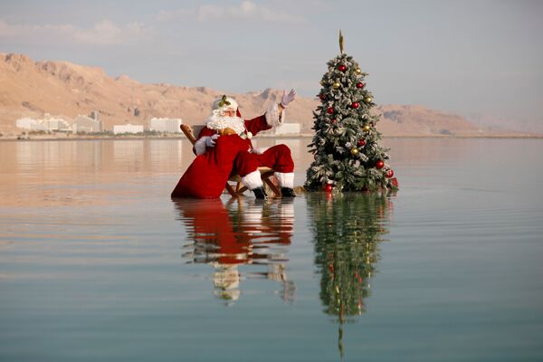 مردی در کنار دریای مرده به استقبال کریسمس می رود - اسپوتنیک ایران  