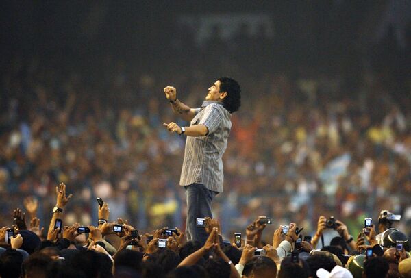  دیه گو مارادونا در مراسم بزرگداشت در استادیوم سالت لیک سیتی در کلکته هند، سال ۲۰۰۸  - اسپوتنیک ایران  