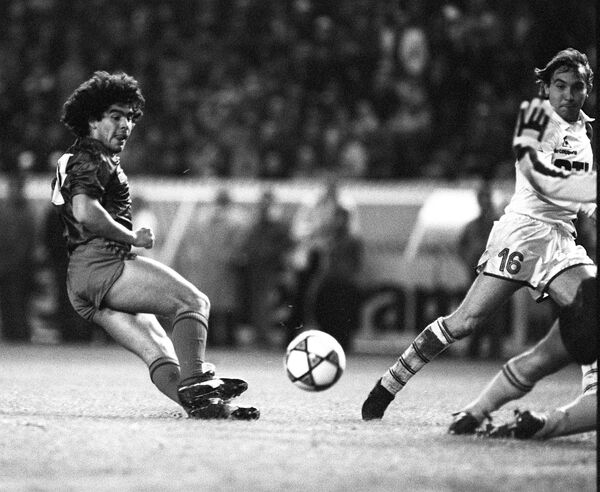 مارادونا در سال ۱۹۸۲ برای تیم بارسلونا اسپانیا بازی می کرد - اسپوتنیک ایران  
