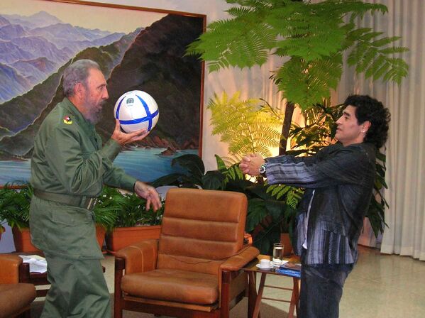 رئیس جمهور کوبا فیدل کاسترو و فوتبالیست دیه گو مارادونا - اسپوتنیک ایران  