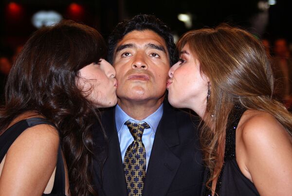 دیه گو مارادونا با دخترانش در سال ۲۰۰۸ - اسپوتنیک ایران  