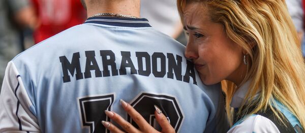 طرفداران مارادونا به سوگواری درگذشت وی نشسته اند طرفداران مارادونا به سوگواری درگذشت وی نشسته اند - اسپوتنیک ایران