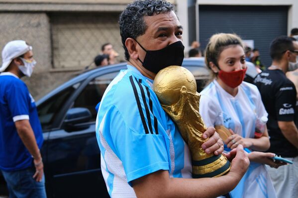 مردم آرژانتین در غم از دست دادن اسطوره فوتبال کشورشان مارادونا - اسپوتنیک ایران  
