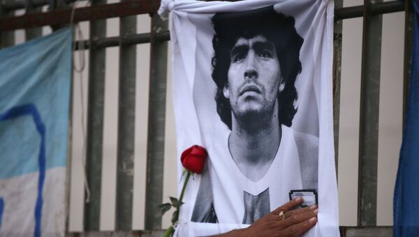 مارادونا در کنار قبر پدر و مادرش به خاک سپرده شد - اسپوتنیک ایران  